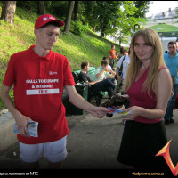 раздача листовок от МТС