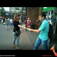 раздача листовок возле метро