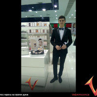 Хостесс парень на спреинг духов