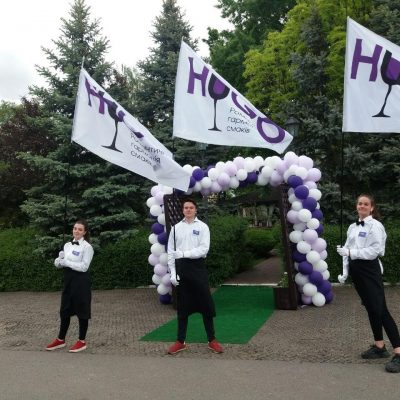 Промоутеры с флагами, плакатами